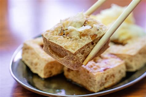  Hengyang Stinky Tofu: Ein üppiges Geschmackserlebnis für Mutige, das die Sinne mit scharfer Würze und cremiger Textur verwöhnt!