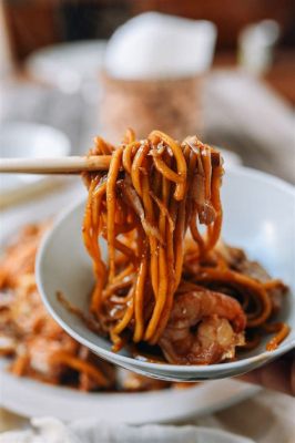  Hokkien Mee: Ein scharfes und saftiges Geschmackserlebnis, das deine Geschmacksknospen zum Tanzen bringen wird!