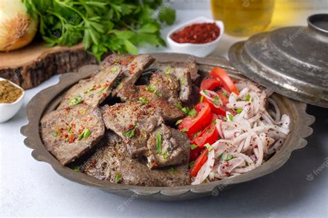  Ciğer Şiş! Ein köstliches Gericht mit würzigem Fleisch und einer erfrischenden Zitronenspritzer-Note