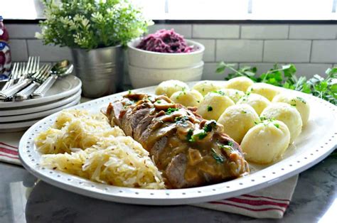  Gebratener Sauerkrautsalat mit Schweinefleisch: Ein Fest der Aromen und Texturen für den Gaumen!