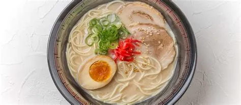  Hakata Ramen: Eine herzhafte Symphonie aus Brühe und Nudeln für die Seele!