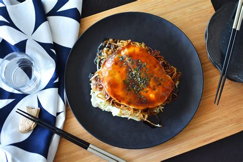  Hiroshima-Style Okonomiyaki: Ein herzhaftes und knuspriges Geschmackserlebnis, das die Sinne verwöhnt!