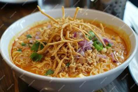  Khao Soi: Ein cremiges Curry mit knusprigen Nudeln, das dich in die Gassen von Bangkok entführen wird!