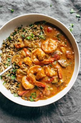  Louisiana Gumbo: Eine Symphonie scharfer Aromen und cremiger Texturen!