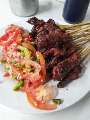  Sate Maranggi: Eine Symphonie aus zarten Fleischstückchen und einer süßen, würzigen Marinade!