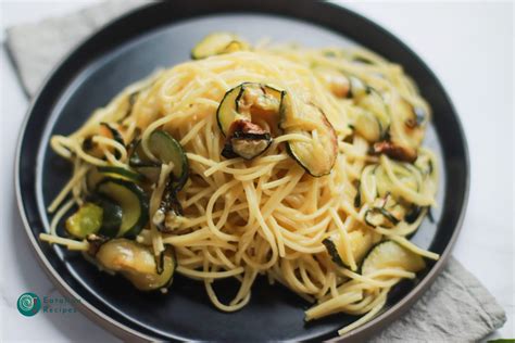  Spaghetti alla Nerano!  Eine verlockende Harmonie von geschmolzenem Provolone und süßem Zucchini-Geschmack.